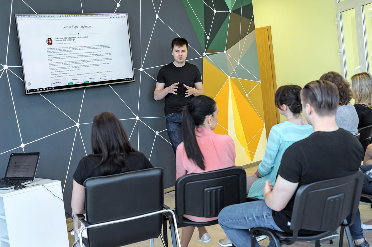 Semalt expert presenting an AutoSEO campaign review to the team