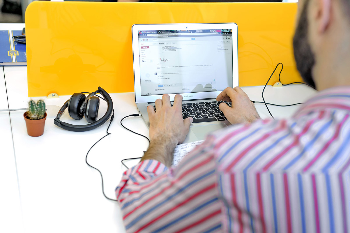 Semalt specialist replying to customer emails at the office