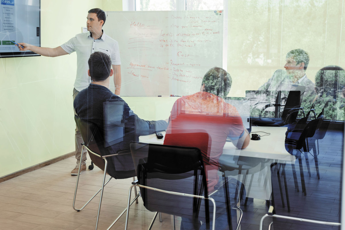 Weekly planning session in a Semalt meeting room